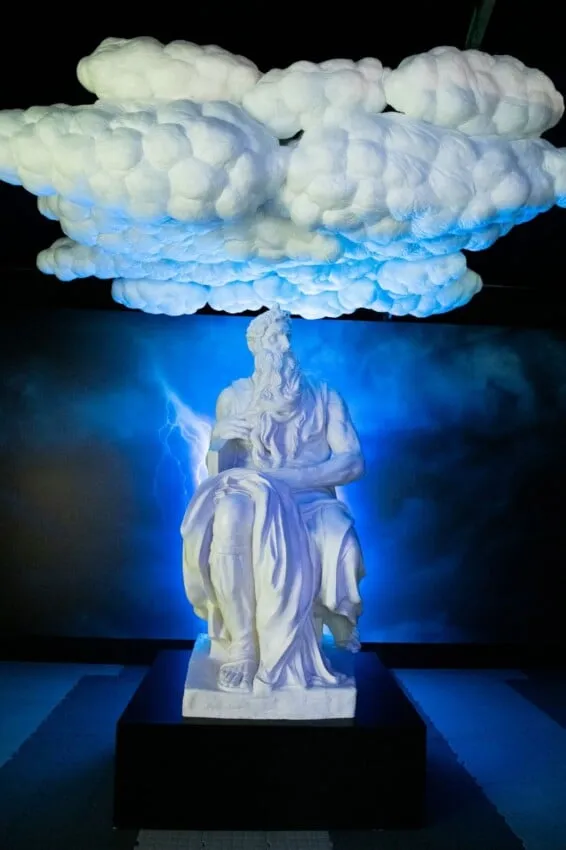 Exhibición inmersiva de Miguel Ángel en Santiago