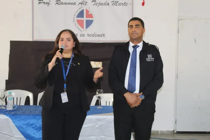 Estudiantes aprenden sobre riesgos del narcotráfico.
