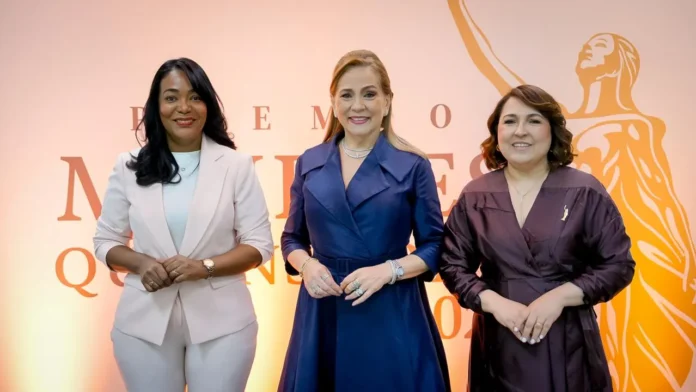 Jatnna Tavárez recibe premio por trayectoria.