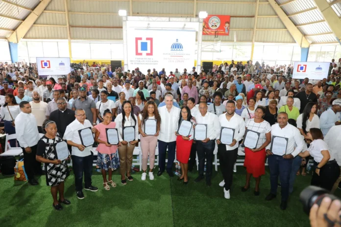 Abinader entrega títulos y techados escolares.