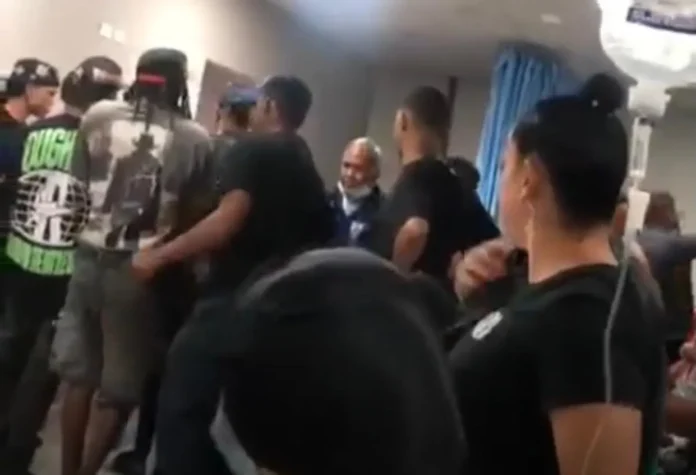 Disturbio entre civiles y policías en hospital.
