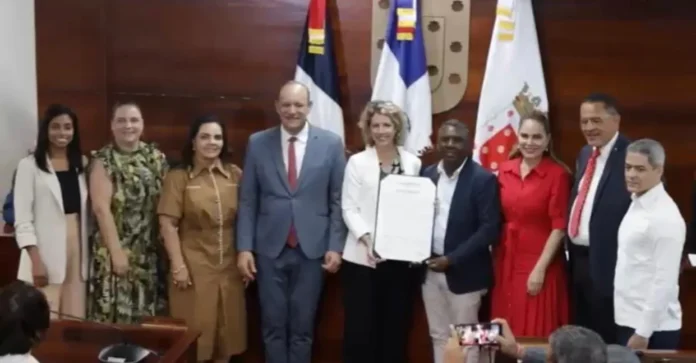 Embajadora de Francia reconocida en Santiago.