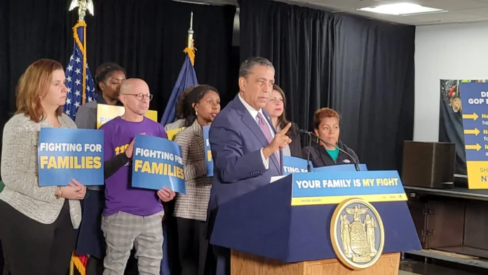 Espaillat critica inversión en deportaciones migratorias.