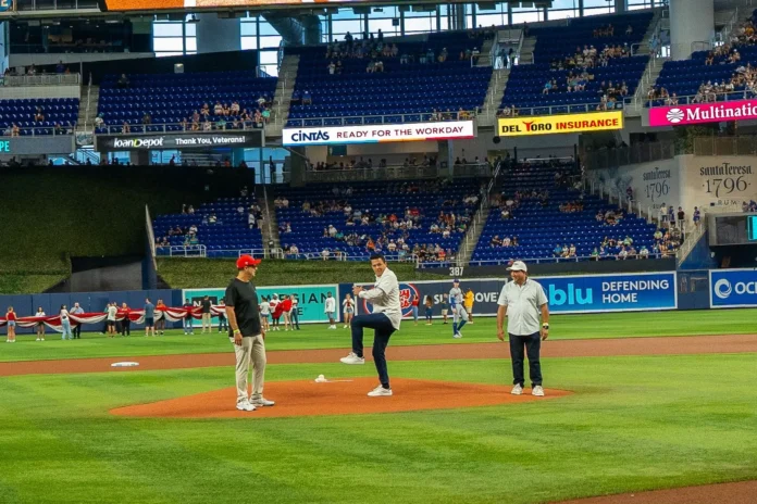 Cultura dominicana en juego de béisbol.