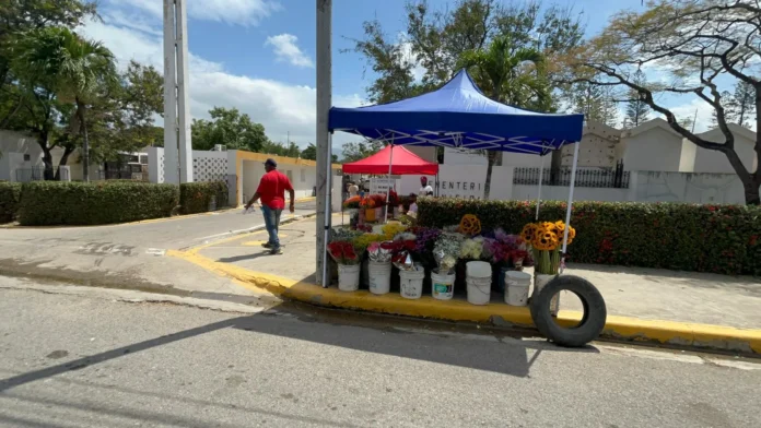Reubicación de floristeros en cementerio Santiago