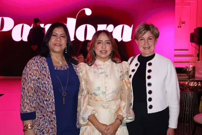 Homenaje a la maternidad en Revista Pandora.
