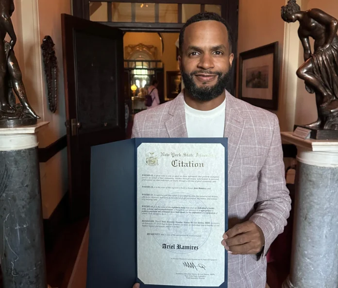 Ariel Ramírez recibe premio en Nueva York.