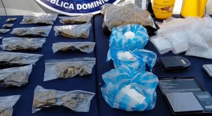 Policía incauta drogas y arma en Santiago.