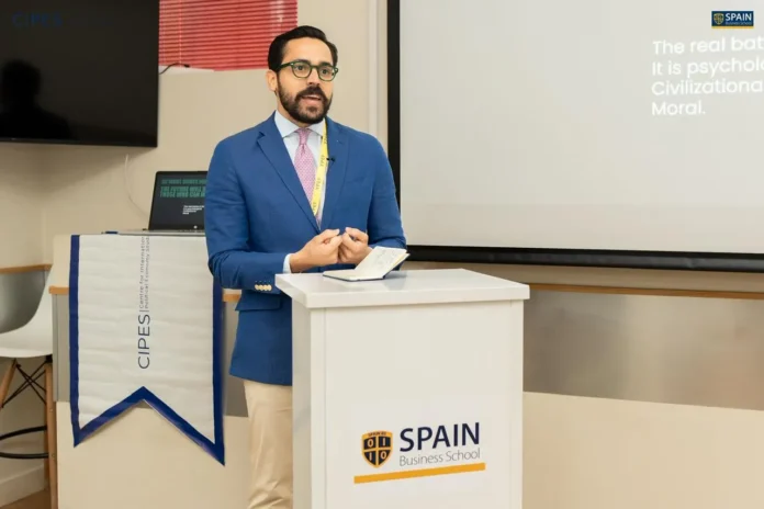 Yuri Enrique Rodríguez en foro de economía.