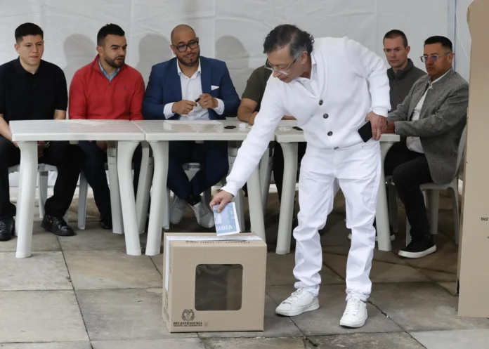 Gustavo Petro vota en elecciones presidenciales.
