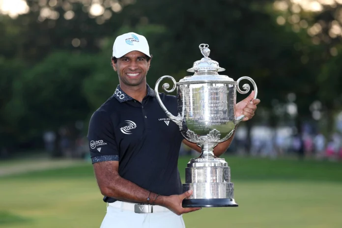 Aaron Rai celebra su victoria en el PGA.