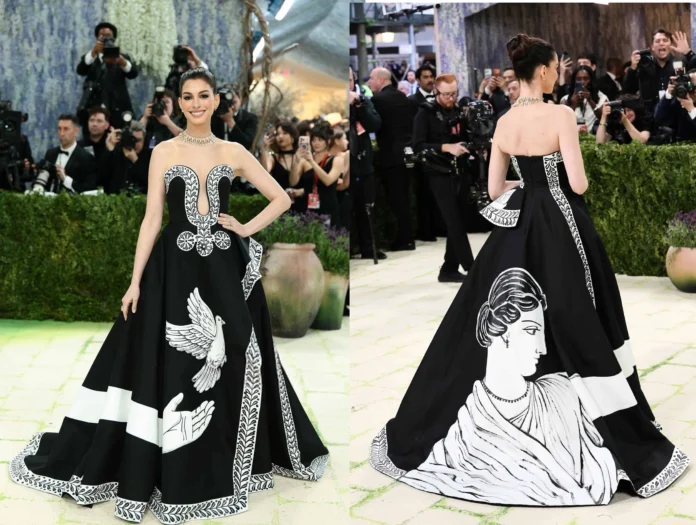 Anne Hathaway en Met Gala 2026.