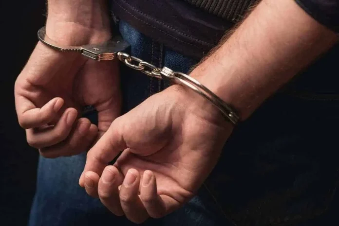 Joven arrestado por asesinato en Villa Duarte
