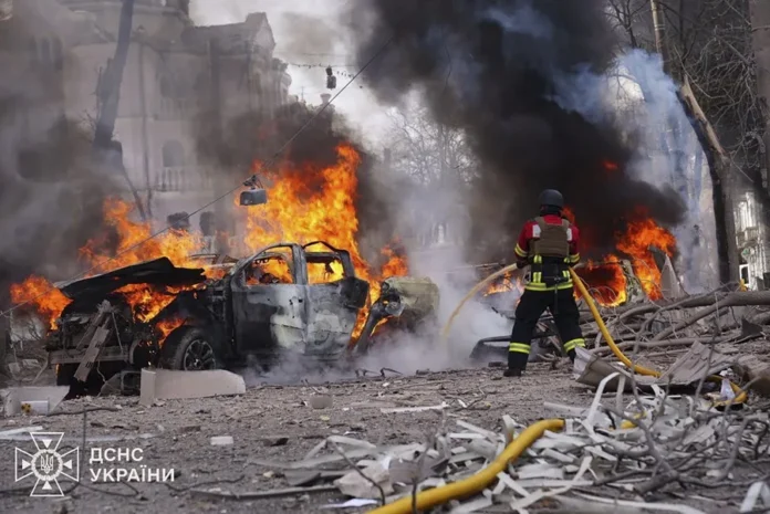 Bombardeo ruso en Ucrania deja víctimas.