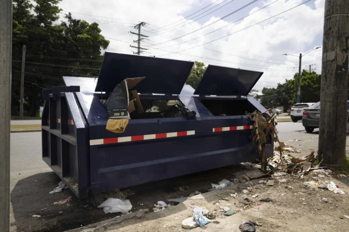 Contenedores de basura en Santo Domingo Norte.