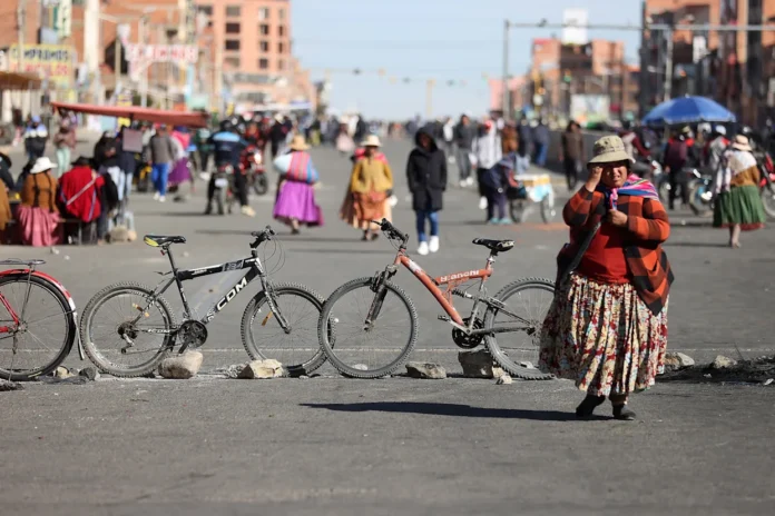 Mujer fallece por bloqueos en Bolivia.