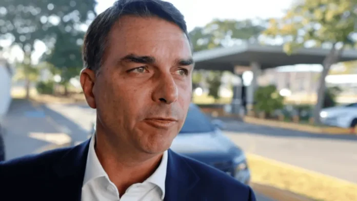 Flávio Bolsonaro pide a Trump declarar terroristas.