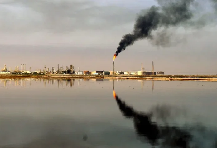 Precio del petróleo Brent alcanza 104 dólares