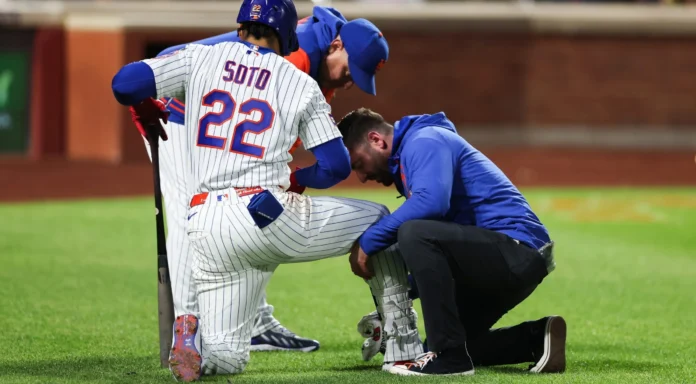 Juan Soto se retira tras pelotazo.