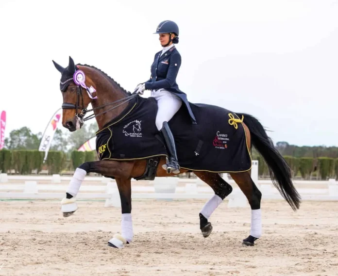 Yvonne Losos de Muñiz en competencia ecuestre.