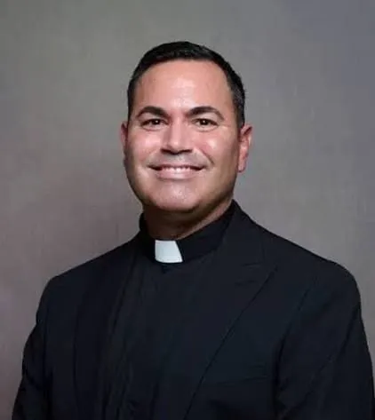 Cofundador de e.l.f. se convierte en sacerdote