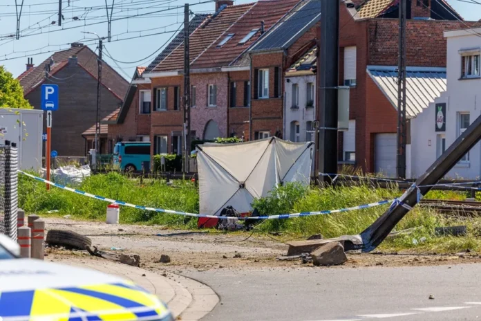 Colisión fatal entre tren y minibús escolar.
