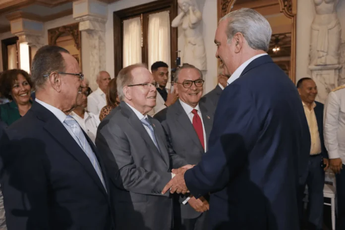 Pepín Corripio recibe premio al mérito laboral.