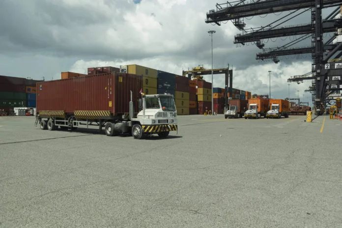Aumento de mujeres en transporte y almacenamiento.