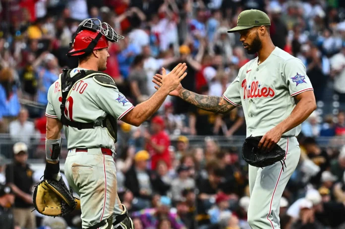 Cristopher Sánchez blanquea a los Piratas.