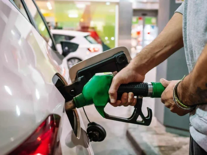 Gobierno congela precios de combustibles esenciales