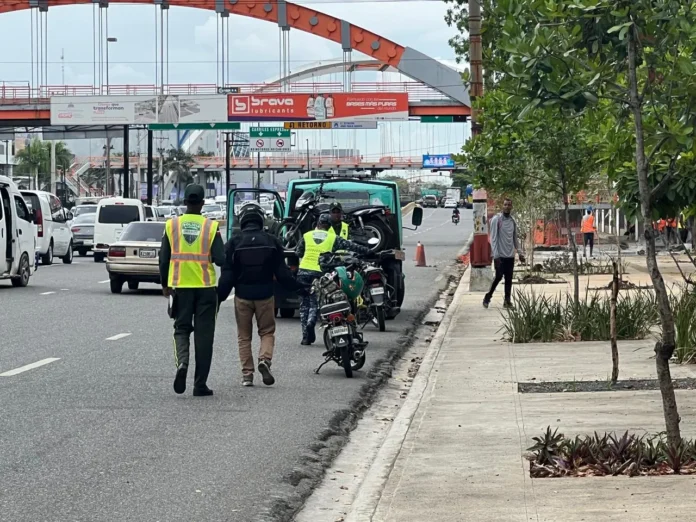Operativo Digesett en salida del elevado Kennedy