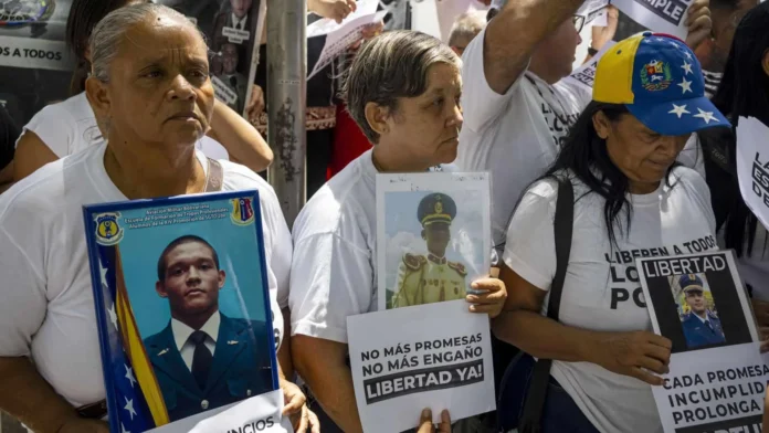 Familiares protestan por presos políticos en Venezuela.
