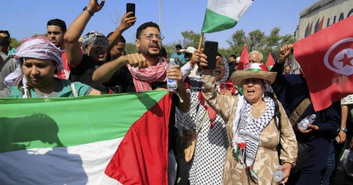 Activistas humanitarios regresan tras bloqueo en Libia.