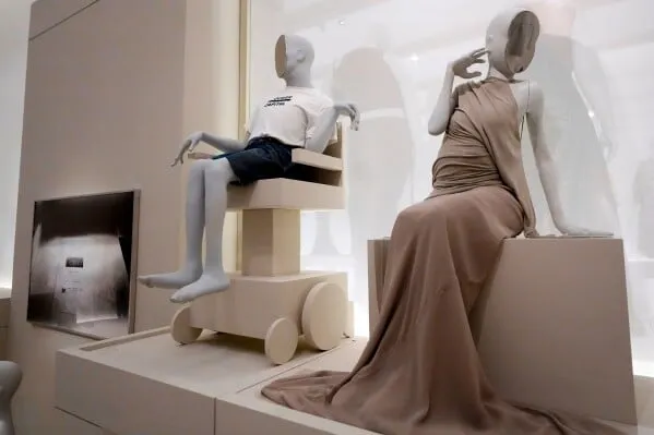 Exposición de moda que celebra la diversidad.