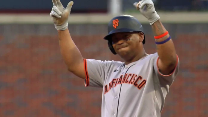 Rafael Devers celebra jonrón en el juego.