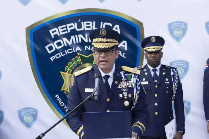 Abinader entrega Orden al Mérito Militar.
