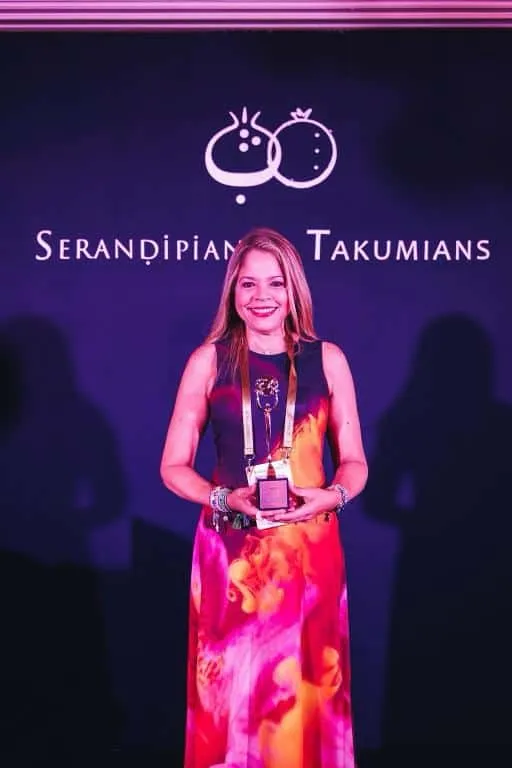 Carmen Rosa de Torres recibe premio de turismo.