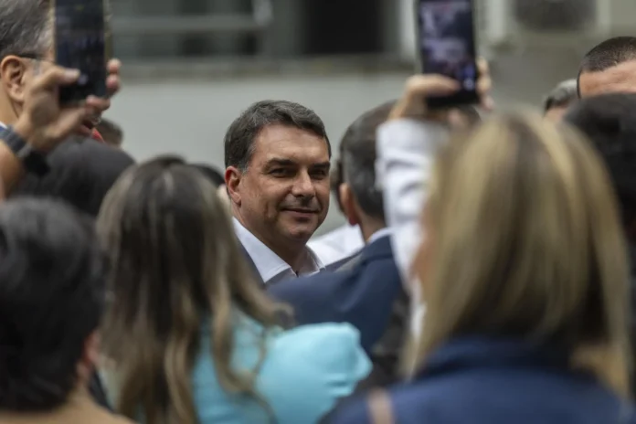 Flávio Bolsonaro admite solicitud de dinero.