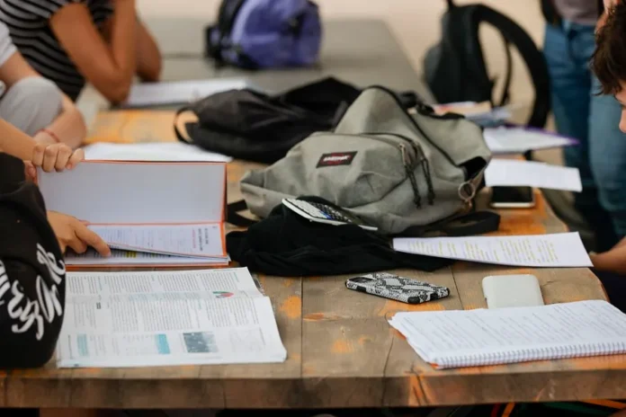 Estudiantes sin móvil mejoran sueño y bienestar.