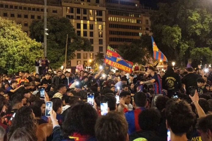 Barcelona celebra sus dos títulos de Liga.
