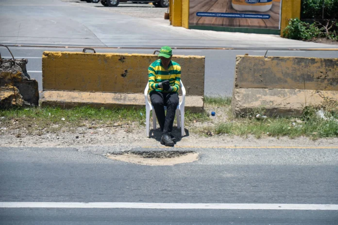 Hoyo peligroso en carril de Charles de Gaulle