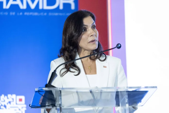 Embajadora de EE. UU. defiende justicia dominicana.