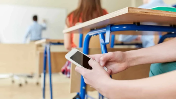 Centros educativos y uso de celulares.