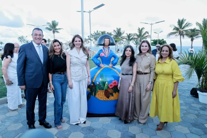 Menina Frutas embellece el Malecón Deportivo.