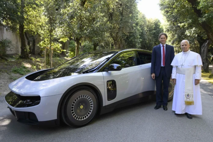 Papa León XIV prueba Ferrari eléctrico en Roma