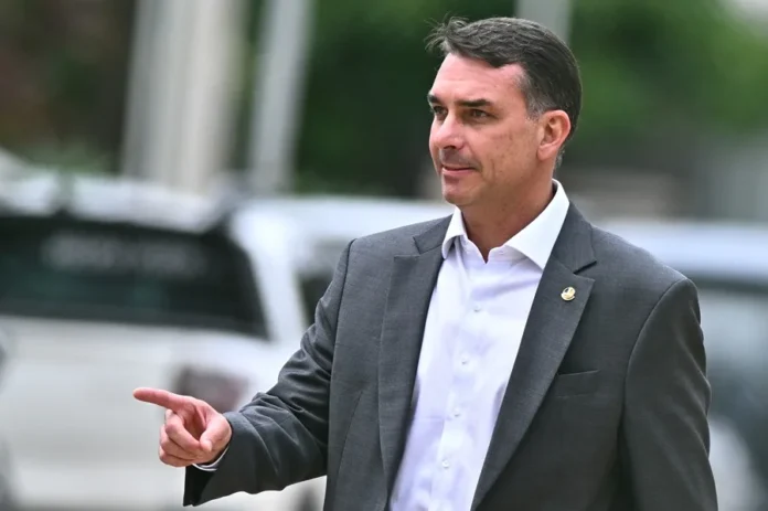 Flávio Bolsonaro en Washington con Trump.