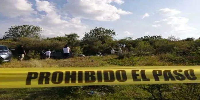 Fosa con restos humanos en México.