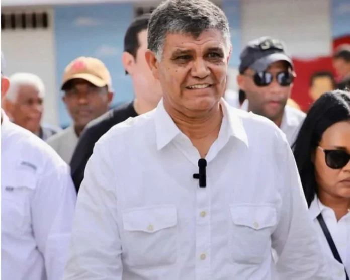 Alcalde Francisco Peña pide detener arrojo de basura.