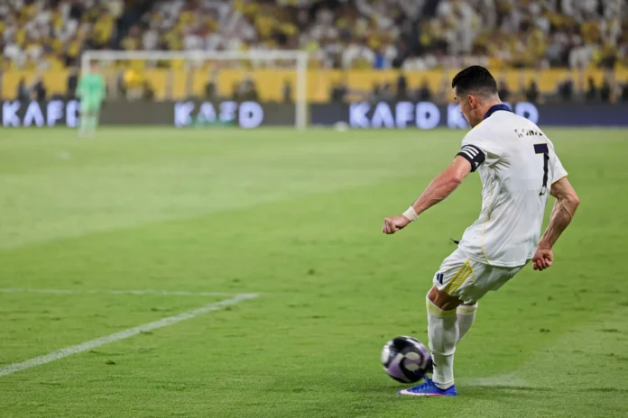 Cristiano Ronaldo celebra su primer título en Arabia.