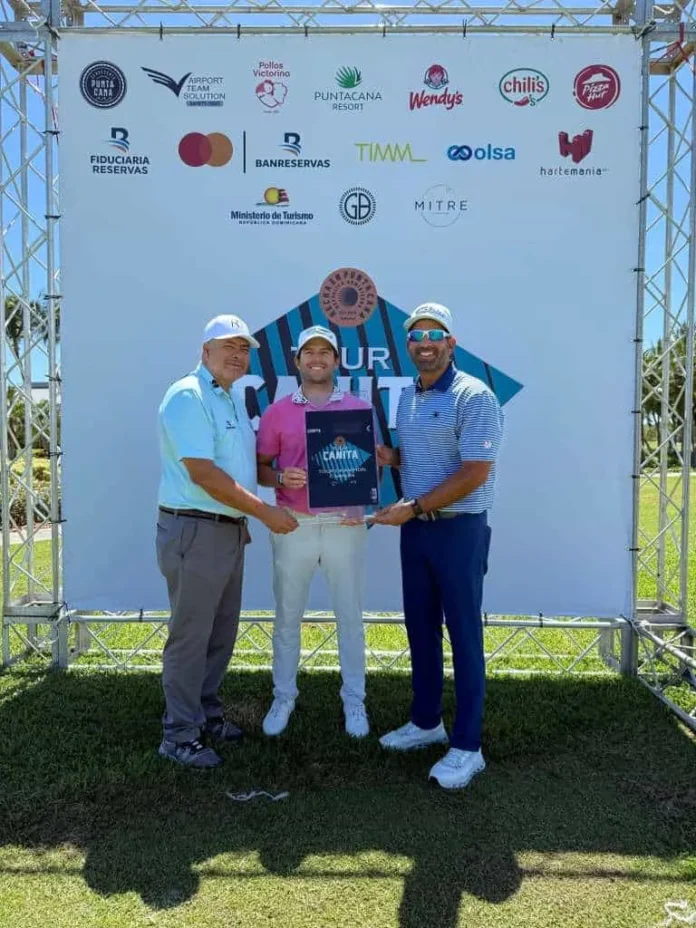 Willy Pumarol celebra su victoria en golf.